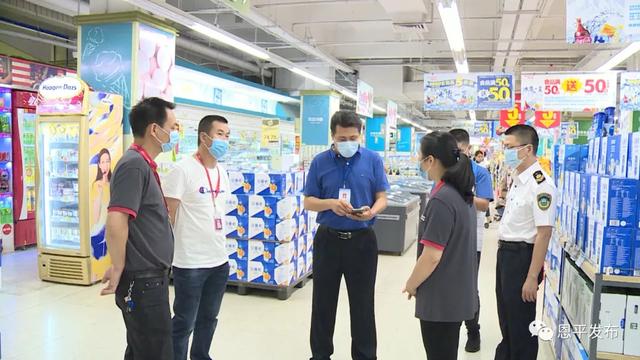 1.市衛(wèi)健局工作人員在華潤萬家生活超市檢查.jpg