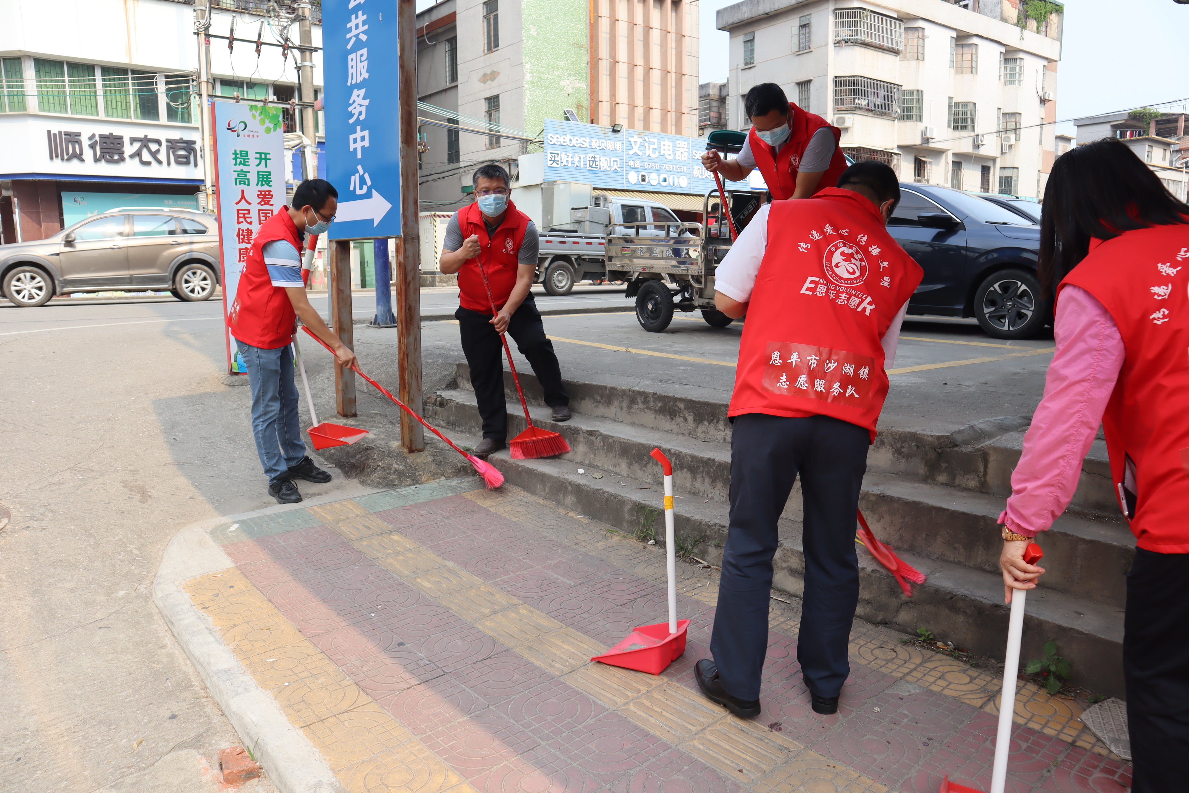 14.沙湖鎮(zhèn)領(lǐng)導(dǎo)班子帶頭參加環(huán)境衛(wèi)生整治行動(dòng).JPG