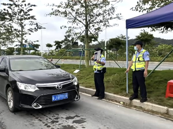 5.恩平公安在新會(huì)區(qū)的交通要道對(duì)過往車輛人員檢查24小時(shí)核酸證明_副本.jpg