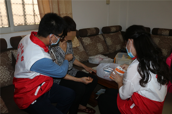 4.為獨居老人提供義診和用藥指導(dǎo)_副本.jpg