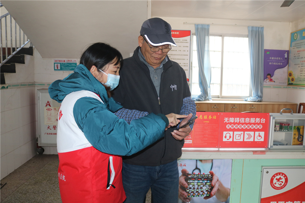 3.基層醫(yī)療衛(wèi)生單位志愿者引導老年群眾使用智慧化平臺_副本.jpg
