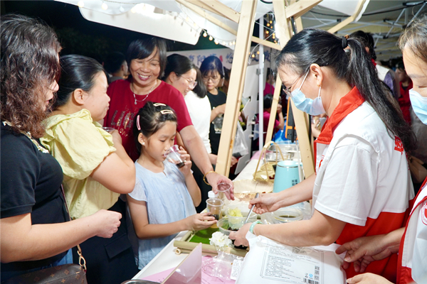 6.中藥代茶飲引來不少市民爭(zhēng)先品嘗。.jpg