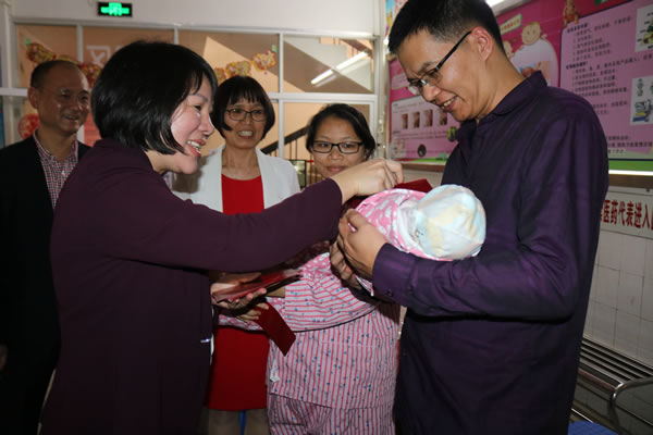 9.市委常委吳彩堂探望市婦幼保健院大年初一出生的“豬寶寶”..jpg